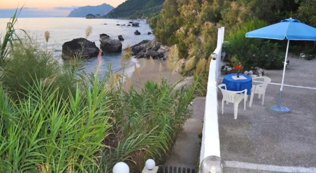 Kostas Beach Apartments