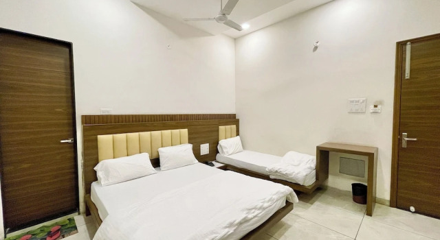 Трёхместный номер Deluxe Hotel Govindam Inn - near Temple