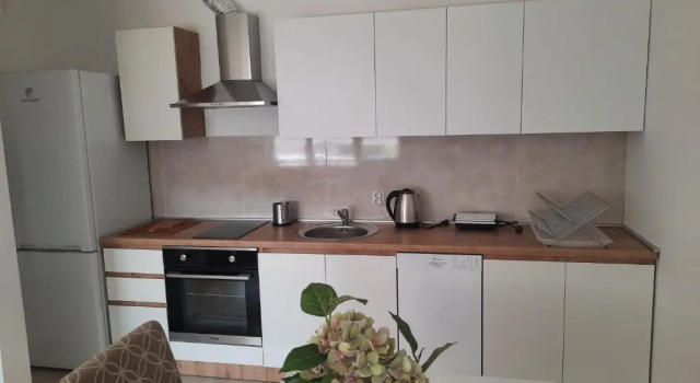 New modern 1 bedroom apartment with free parking