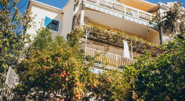 Apartmani Famelja Jovanovic, Забронировать Отель Отели Свети-Стефан с парковкой, рядом с частный пляж Свети Стефан, Парковка