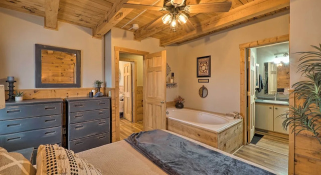 Charming Log Cabin at Double JJ Ranch Resort!, Varaa Lomakoti Rothbury Michigan