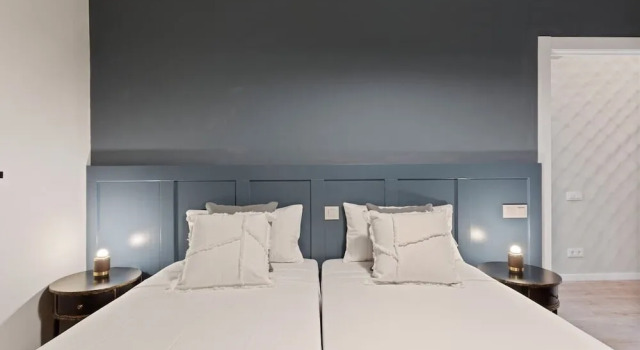 Designer 4 Bed Apt W Balcony Near Plaça Catalunya, Забронировать Отель Сантс-Монжуик , рядом с Парк скульптур