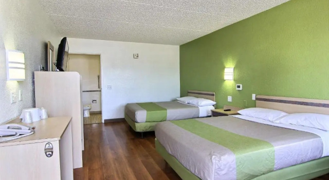 Четырёхместный номер Standard Motel 6 Austin, TX - Central Downtown UT