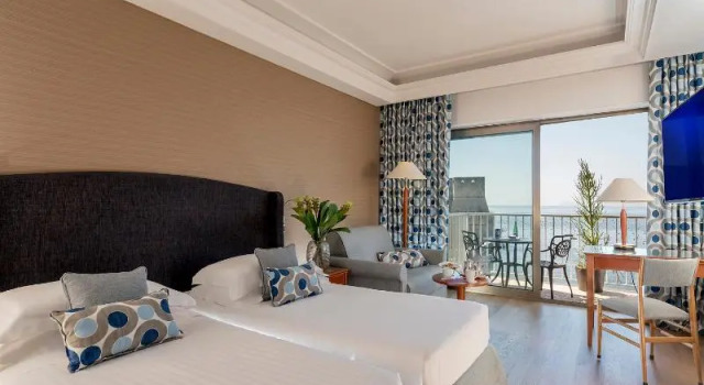 Двухместный номер Superior с балконом и с видом на море Отель Royal Continental Hotel Naples