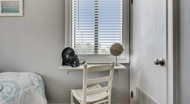 Cozy Holiday Hideaway, Sleeps 4! Steps To The Beach! Renovated 2021 Condo by RedAwning, Book Lejlighed Hoteller i Lower Grand Lagoon med parkering, Parkering