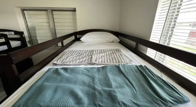 Кровать в общем номере Hallandale Beach Hostel