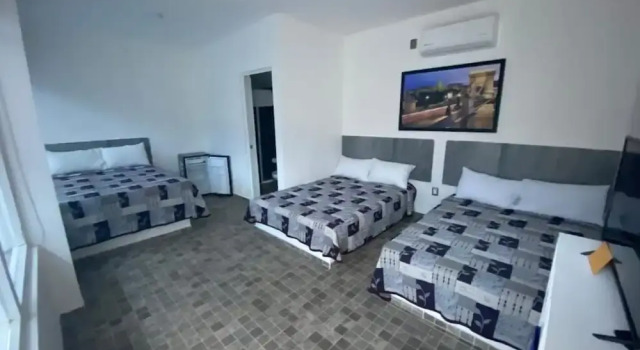 Трёхместный семейный номер Standard Blue Inn Hotel & Suites