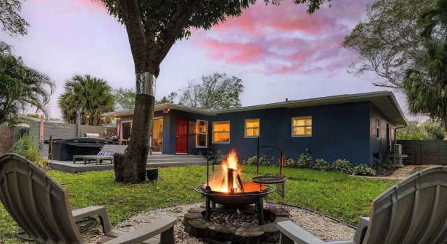 Коттедж Hot Tub, Firepit, Deck | 10mins to Beach | Middle Terrace Cottage by AvantStay