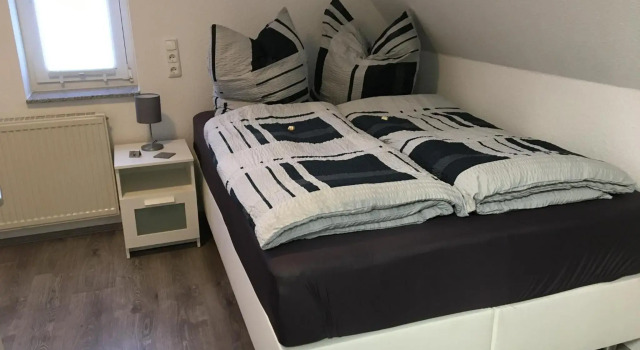 Ferienwohnung „Im Kleinen Löök“ - DG - 2 Zimmer - Balkon - Boxspringbett - 2 TV, Réserver Hôtel Rinteln 