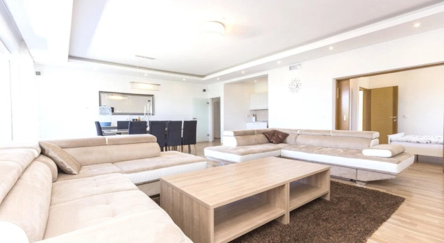 Villa With 5 Bedrooms in Pomer, With Private Pool, Enclosed Garden and, Rezervovat Vila Hotely v Pomer s bazénem, Bazén