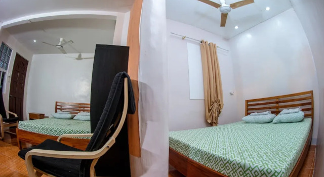 Четырёхместный номер Economy с балконом и с видом на бассейн Seafari Resort Oslob