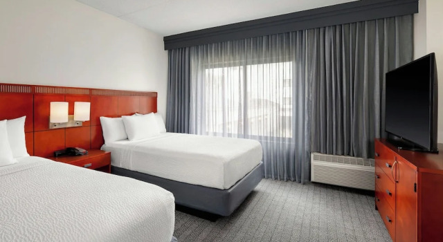 Четырёхместный номер Standard с балконом Courtyard by Marriott Minneapolis-St. Paul Airport
