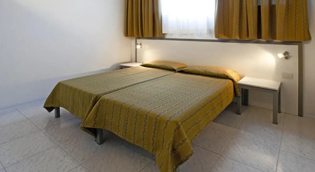 Bungalow in Caorle With Garden Furniture, Book Feriehus Hoteller i Friuli Venezia Giulia med parkering, Parkering