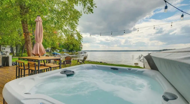 Коттедж с 2 комнатами Kalkaska Retreat: Private Hot Tub, Dock, Fireplace