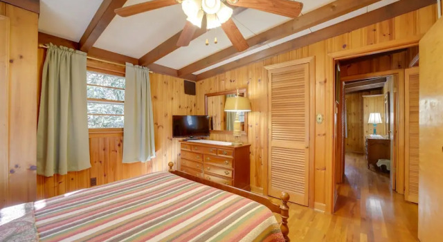 Коттедж 'the Red Loft' Candler Cottage Near Hiking Trails!