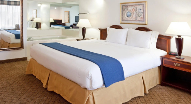 Двухместный люкс Holiday Inn Express & Suites Alliance by IHG