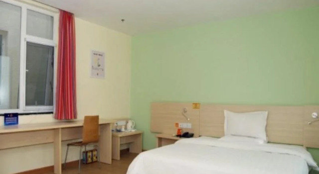 7 Days Inn (Beijing Liujiayao Metro Station Songzhuang Road)