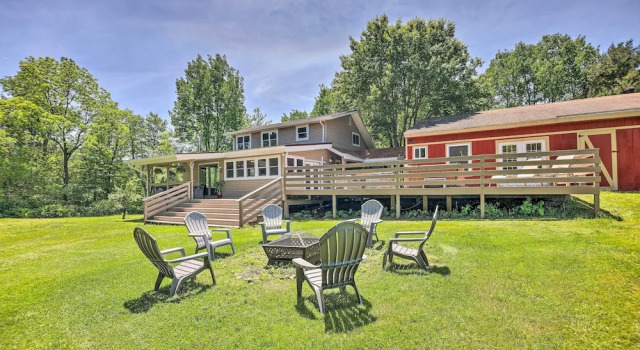 Коттедж Poconos Cottage w/ Fire Pit: Near Lake Harmony