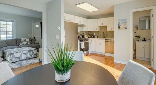 Niantic Duplex w/ Deck < 1 Mi to Beach + Boardwalk, Брондау Демалыс үйі Найантик Connecticut