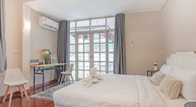 Large House in the middle of Sukhumvit 22 for family, Забронировать Отель Бангкок провинция Бангкок, рядом с Конгресс-центр имени королевы Сирикит