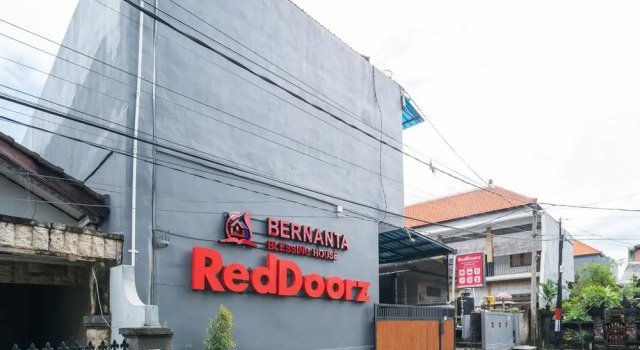RedDoorz @ Jalan Gunung Talang Mahendradatta, Book Hotel Hoteller i Denpasar med parkering, Parkering