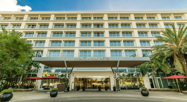 Кровать в общем номере Miyako Hybrid Hotel Torrance