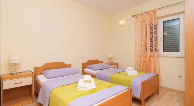 Awesome Home in Lokva Rogoznica With Wifi and 4 Bedrooms, Rezerwuj Hotel Lokva Rogoznica Split Region