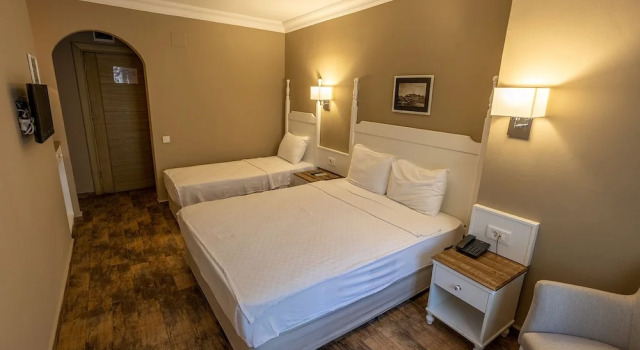 Четырёхместный номер Standard с балконом и с видом на сад Olbios Marina Resort Hotel