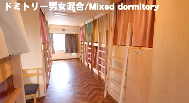 Кровать в общем номере RED HELMET House & Sports Bar Hiroshima