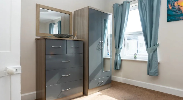 Comfy, 2 Bed House, Sleeps 6 with Garden and Free Parking in Cheltenham, Забронировать Отель Отели Англии 3 звезды, 3*