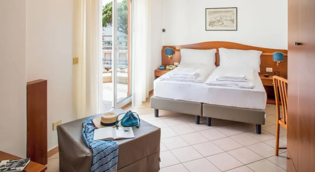 Полулюкс Hotel Tritone