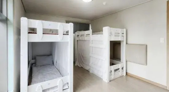 Кровать в общем номере (мужской номер) Joy Hotel
