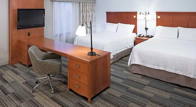 Четырёхместная студия Hampton Inn & Suites Cedar Rapids