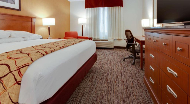 Номер Superior Drury Inn & Suites St. Louis Forest Park