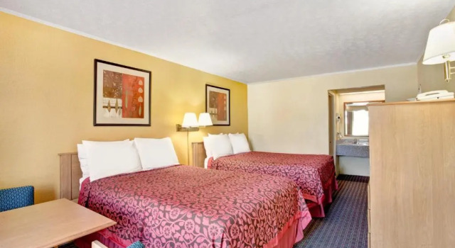 Четырёхместный номер Standard Days Inn by Wyndham Knoxville West