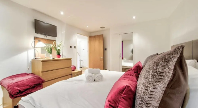 JOIVY Quiet Mews Street Apartment in the Heart of Edinburgh, Забронировать Апартаменты/квартира Апартаменты Эдинбурга, рядом с St George's West Church, Апартаменты/квартира