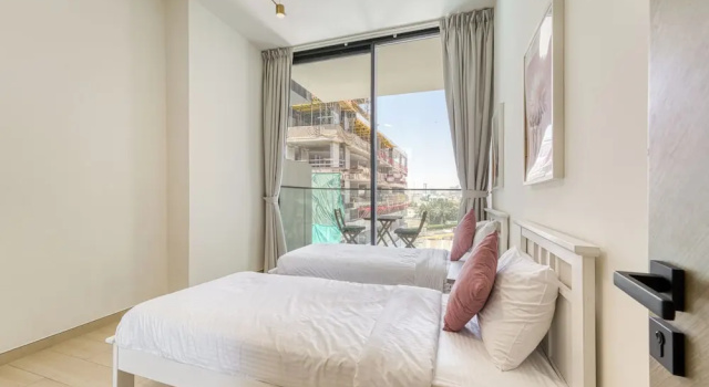 City View 2BR Just Steps from the Mall, Roxana Residence B, Jumeirah Village Circle by Deluxe Holiday Homes, Забронировать Апартаменты/квартира Отели Джумейра с бассейном, Бассейн