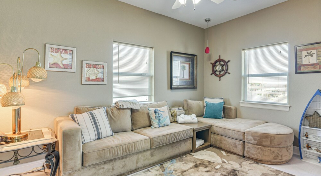 Steps to Sand: Spacious Crystal Beach Home w/ View, Book Feriehus Sommerhuse i Houston, Hytte