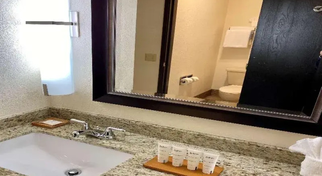 Четырёхместный люкс с балконом Radisson Hotel Colorado Springs Airport