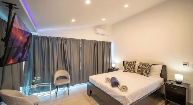 3BR Luxury Penthouse, 300m From Beach!