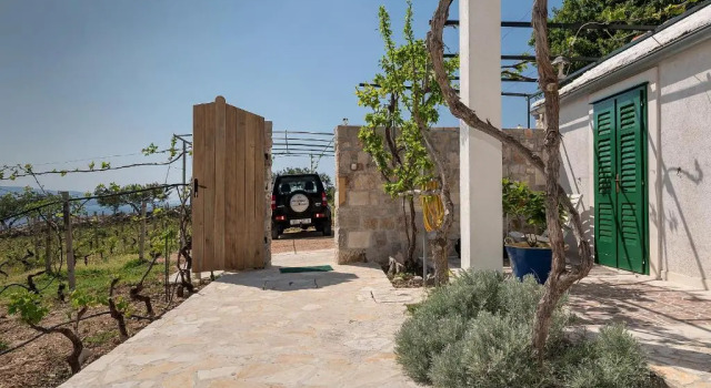 Holiday Home Vineyard House, Buchen Sie Hotel Hotels in Gespanschaft Split-Dalmatien mit Pool, Schwimmbad