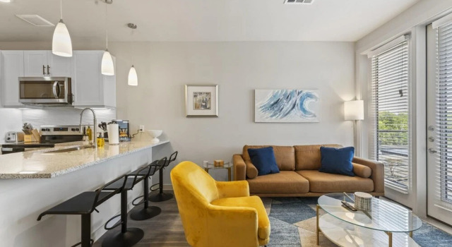 Апартаменты Prime Soco Cozy 1BR King Suite w Pool Parking