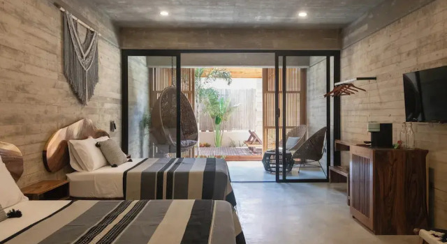 Четырёхместный номер Superior с балконом и с видом на бассейн Hotel JILOO Petite Maison