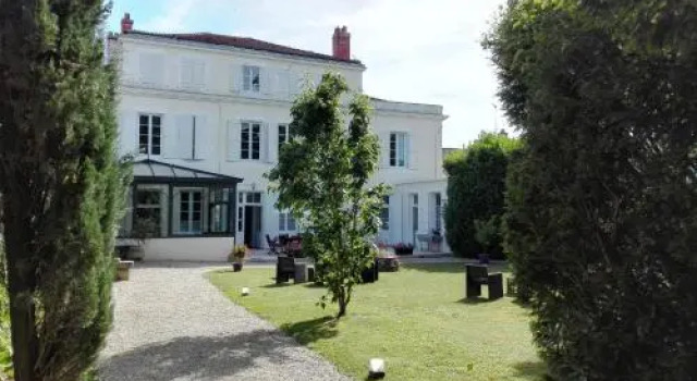 H de Surgères, Book Hotel Surgeres Charente-Maritime