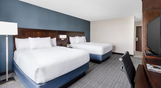 Четырёхместный номер Standard с балконом Courtyard by Marriott Manchester-Boston Regional Airport