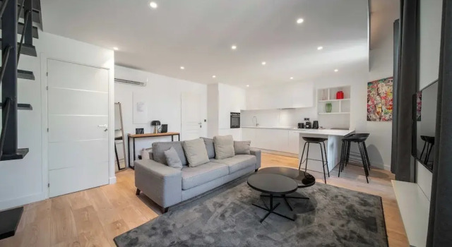 Апартаменты Charming Apartment 100m From the Old Port