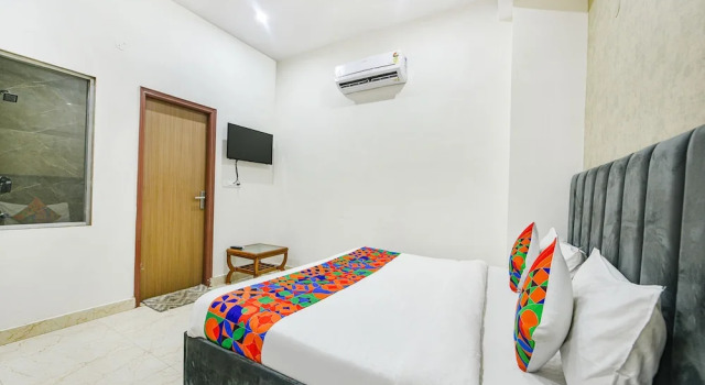 Номер Deluxe FabHotel Kavya Inn