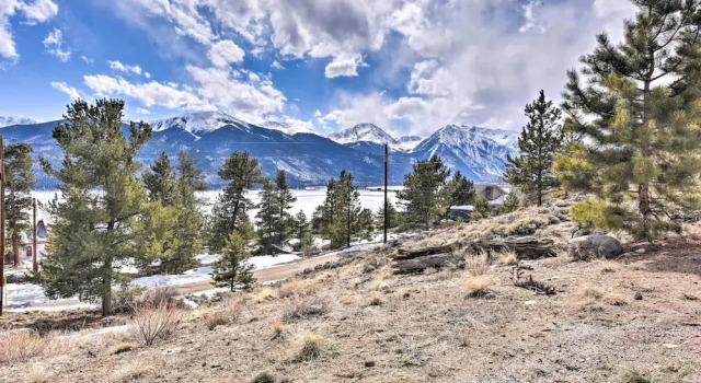 Gorgeous Twin Lakes Home w/ Deck Overlooking Mtns!, Buchen Sie Ferienhaus Twin Lakes USA