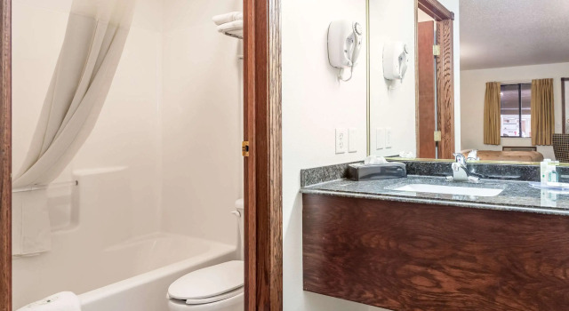 Четырёхместный номер Standard Quality Inn Keystone near Mount Rushmore