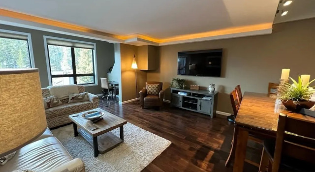 Номер Standard DELUXE SLOPESIDE Condo with 4th FLOOR VIEWS, Elevator and Underground Parking at Canyon Lodge (1849 Condos 409) by RedAwning